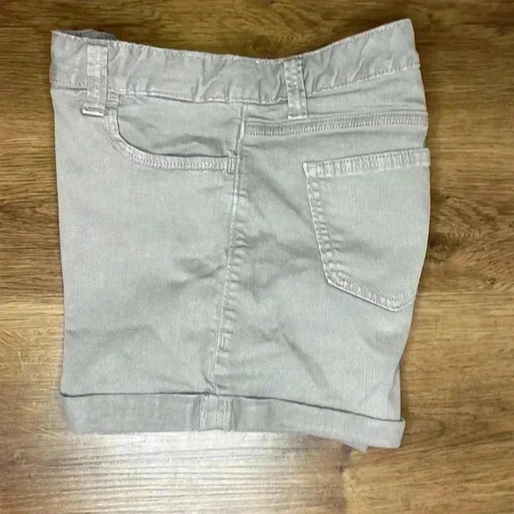 Tommy Hilfiger 2012 Women’s 8 Stretch Cuffed Khaki Shorts - Picture 4 of 8